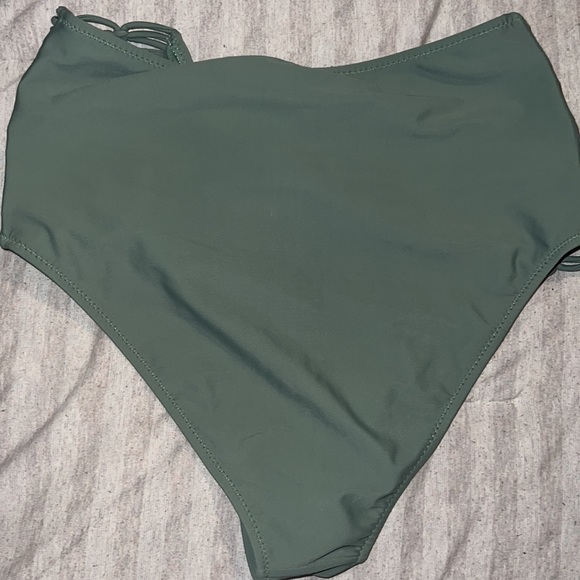 Green bikini 👙 - Picture 5 of 7